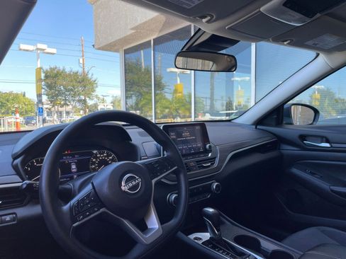 Used 2025 Nissan Altima 2.5 SV image 35