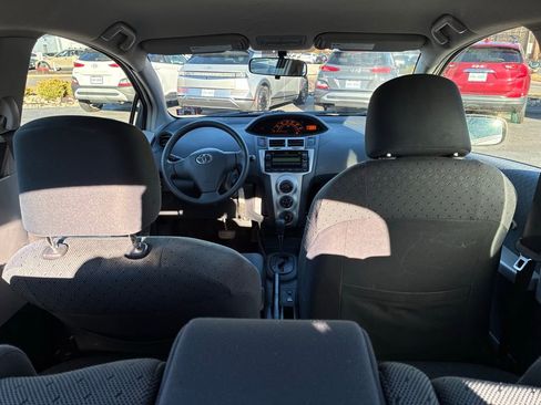 Used 2011 Toyota Yaris Base image 13