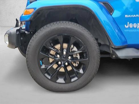 Used 2022 Jeep Wrangler Unlimited Sahara w/ Cold Weather Group AWD/4WD image 20