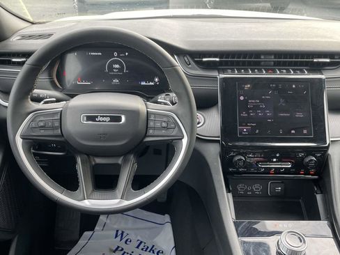 Certified 2025 Jeep Grand Cherokee Altitude image 22