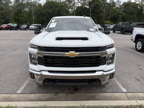 Used 2024 Chevrolet Silverado 2500 LT AWD/4WD image 3