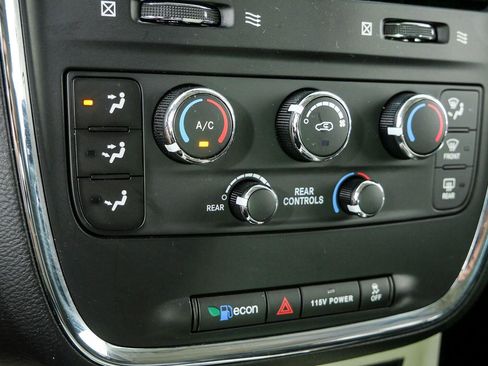 Used 2016 Dodge Grand Caravan SXT w/ UConnect Hands-Free Group FWD image 14