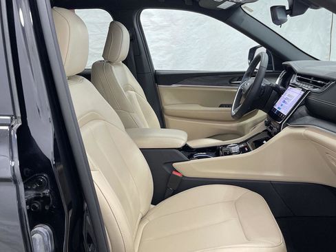 Used 2023 Jeep Grand Cherokee Limited w/ Black Appearance Package image 11