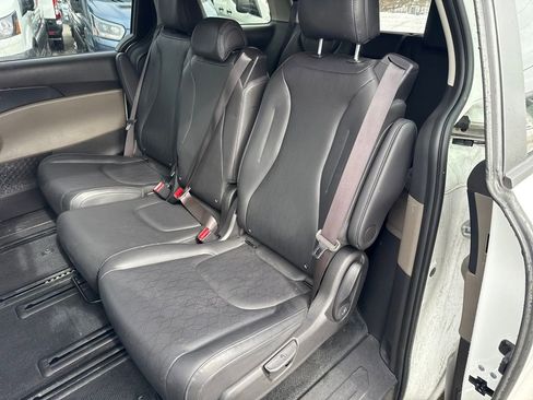 Used 2025 Kia Carnival image 23