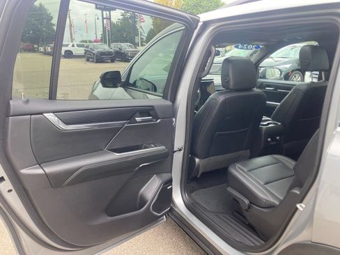 Certified 2024 GMC Acadia Elevation w/ Luxury Package AWD/4WD image 12