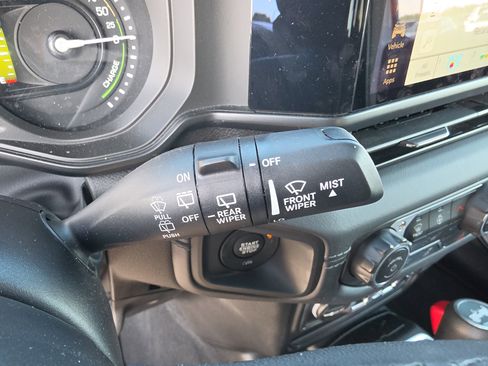 Used 2025 Jeep Wrangler Unlimited Sahara AWD/4WD image 19