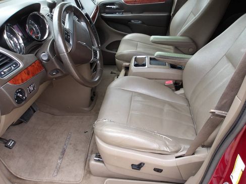 Used 2013 Chrysler Town & Country Touring-L w/ Driver Convenience Group FWD image 6