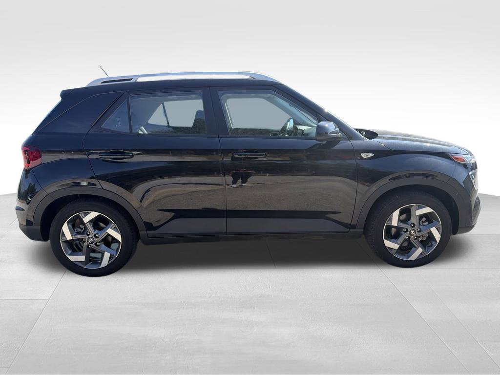 Used 2025 Hyundai Venue SEL FWD image 17