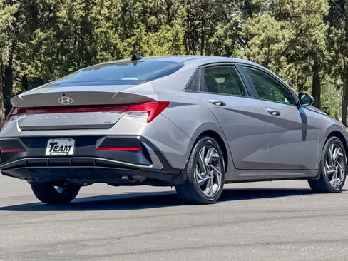 Used 2025 Hyundai Elantra Limited FWD image 4