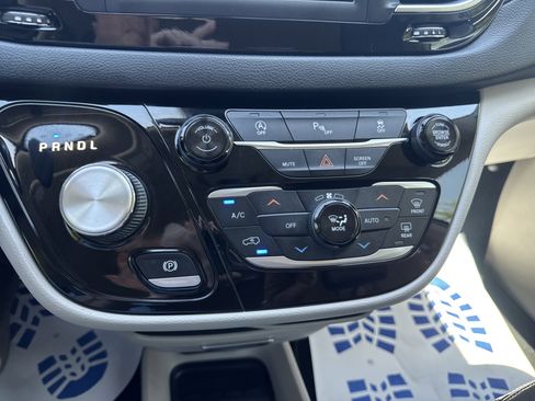 Used 2019 Chrysler Pacifica Touring Plus w/ Tire & Wheel Group FWD image 23