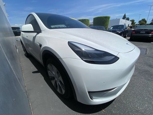Used 2024 Tesla Model Y Long Range AWD/4WD image 2