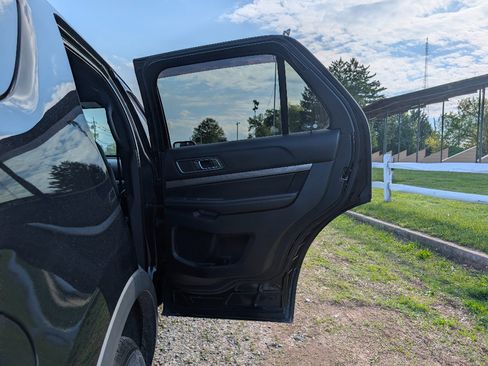 Used 2018 Ford Explorer XLT AWD/4WD image 12