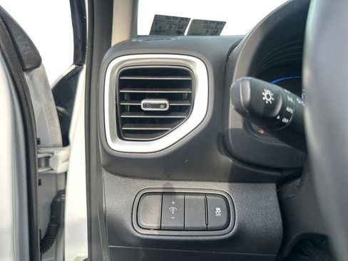 Used 2025 Hyundai Venue SEL FWD image 13