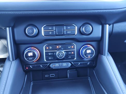 Used 2023 Chevrolet Suburban Z71 w/ Luxury Package image 37