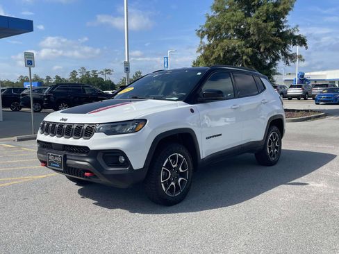 Used 2025 Jeep Compass Trailhawk AWD/4WD image 3