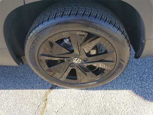 Certified 2025 Volkswagen Taos SE image 9