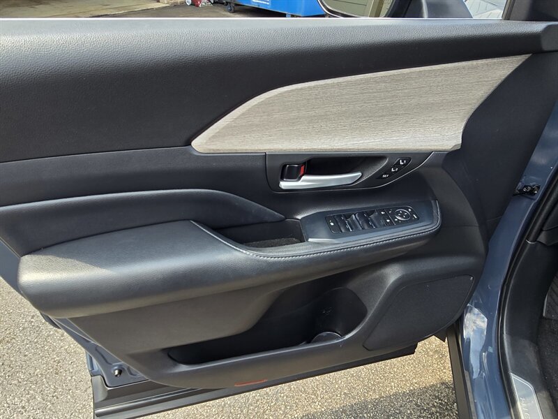 Used 2024 Toyota Grand Highlander AWD image 11