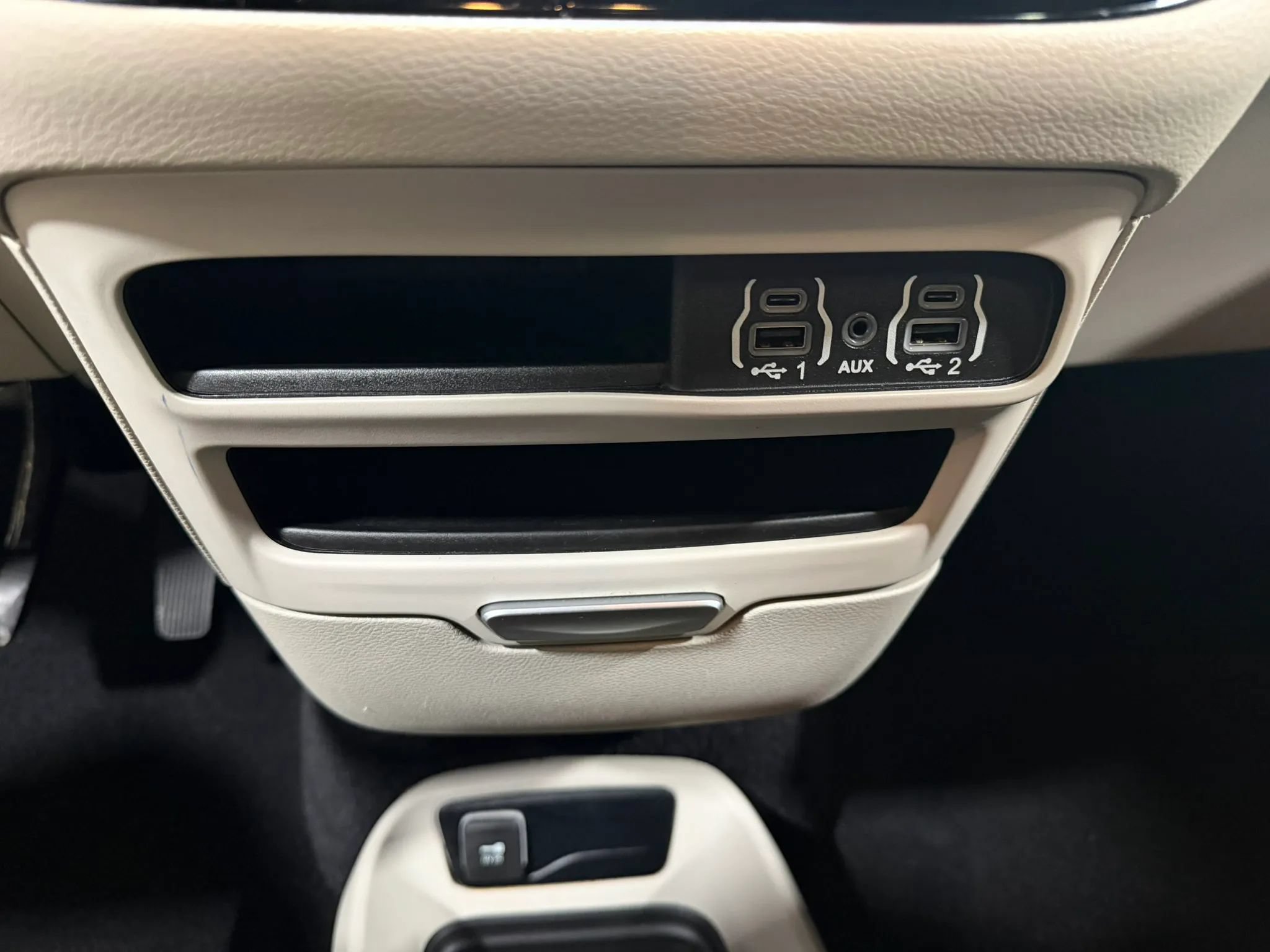 Used 2021 Chrysler Voyager L FWD image 44