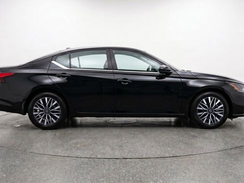 Used 2025 Nissan Altima 2.5 SV FWD image 11