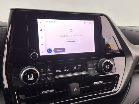 Used 2024 Toyota Highlander LE image 19