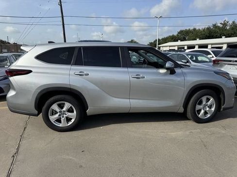 Used 2025 Toyota Highlander LE FWD image 4