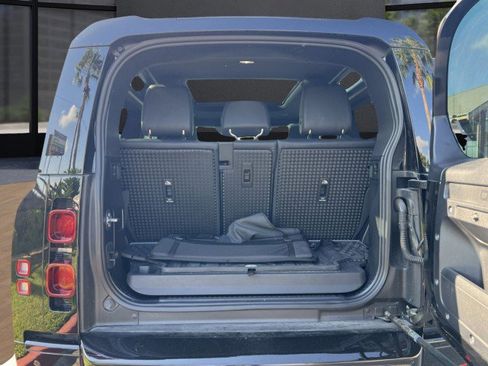 Used 2024 Land Rover Defender 90 X-Dynamic SE image 17