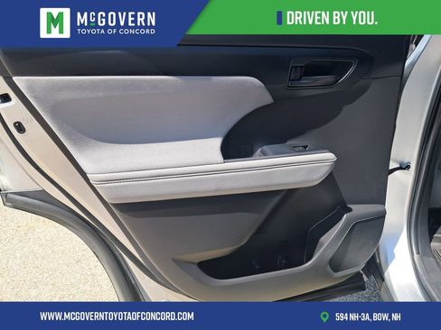 Used 2022 Toyota Highlander LE AWD/4WD image 18