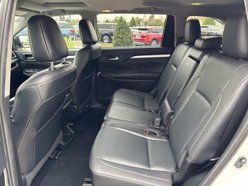 Used 2019 Toyota Highlander XLE image 17
