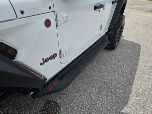 Used 2022 Jeep Wrangler Unlimited Rubicon w/ Xtreme Recon 35" Tire Package AWD/4WD image 13
