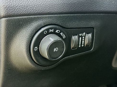 Used 2018 Jeep Compass Latitude w/ Safe & Security Group FWD image 12