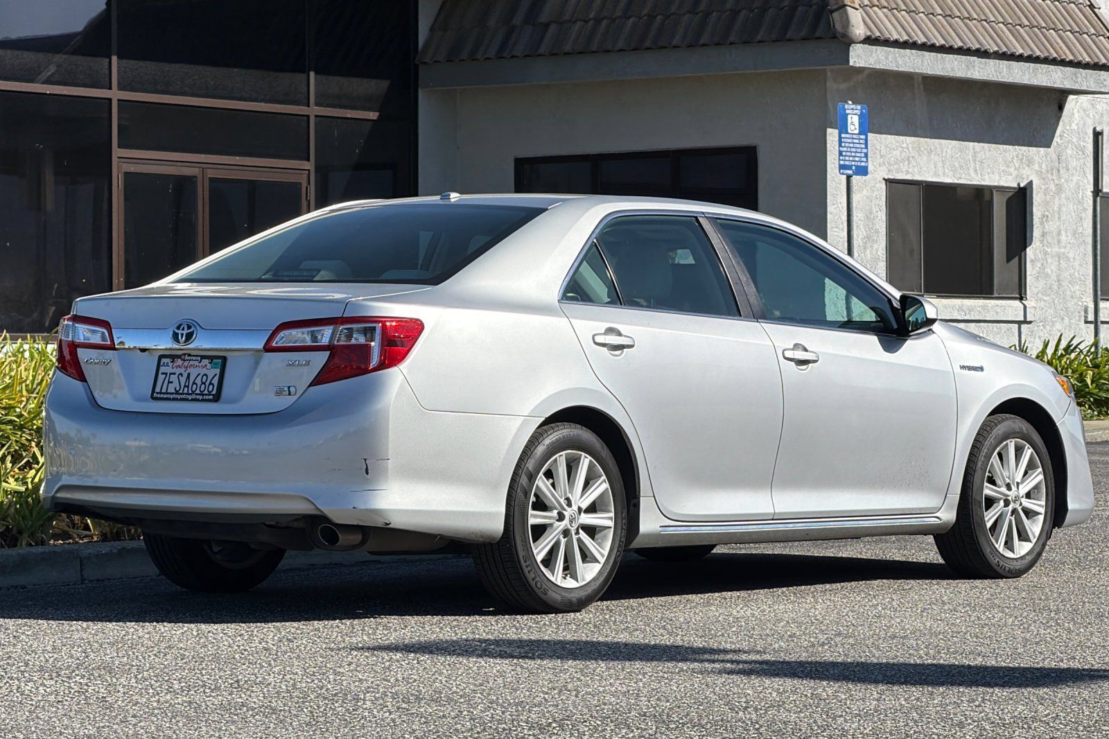 Used 2014 Toyota Camry XLE w/ Convenience Package FWD image 4