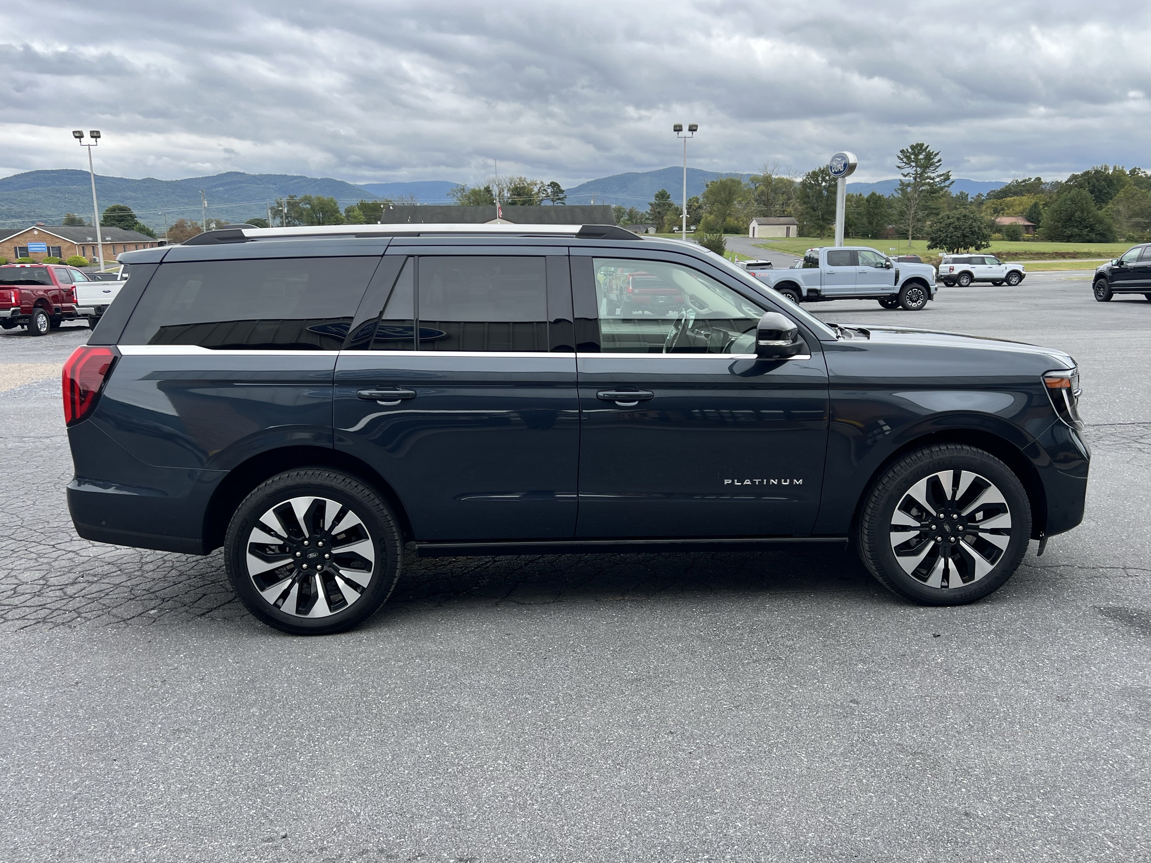 Used 2025 Ford Expedition Platinum w/ Driver's Package AWD/4WD image 5