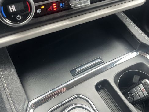 Used 2024 Ford Expedition XLT image 23