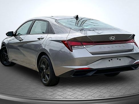 Used 2022 Hyundai Elantra SEL w/ Cargo Package FWD image 4