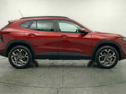 Used 2025 Chevrolet Trax LT FWD image 11