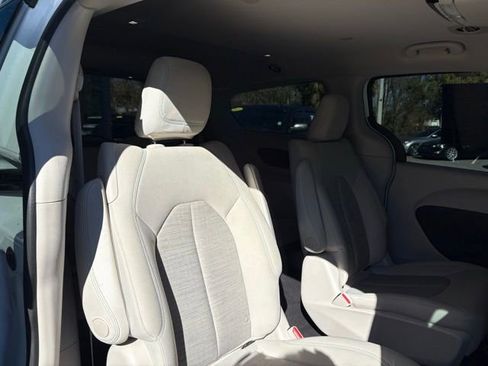 Used 2018 Chrysler Pacifica Touring Plus image 29