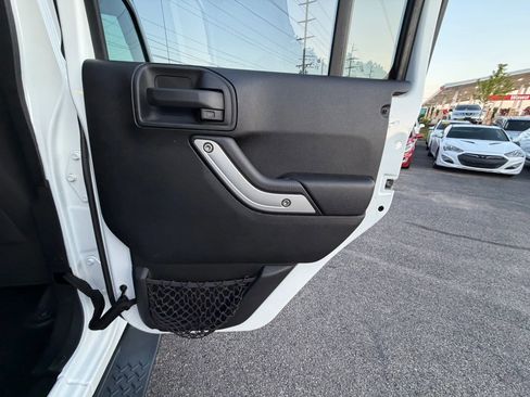 Used 2017 Jeep Wrangler Unlimited Sahara w/ Connectivity Group AWD/4WD image 29