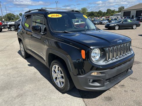 Used 2016 Jeep Renegade Latitude w/ Popular Equipment Group AWD/4WD image 3
