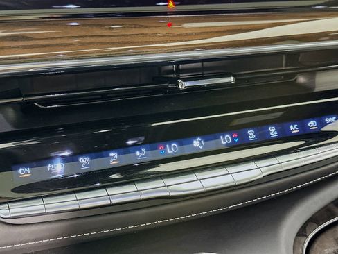 Used 2023 Cadillac Escalade ESV Sport Platinum w/ Heavy-Duty Trailer Package AWD/4WD image 17