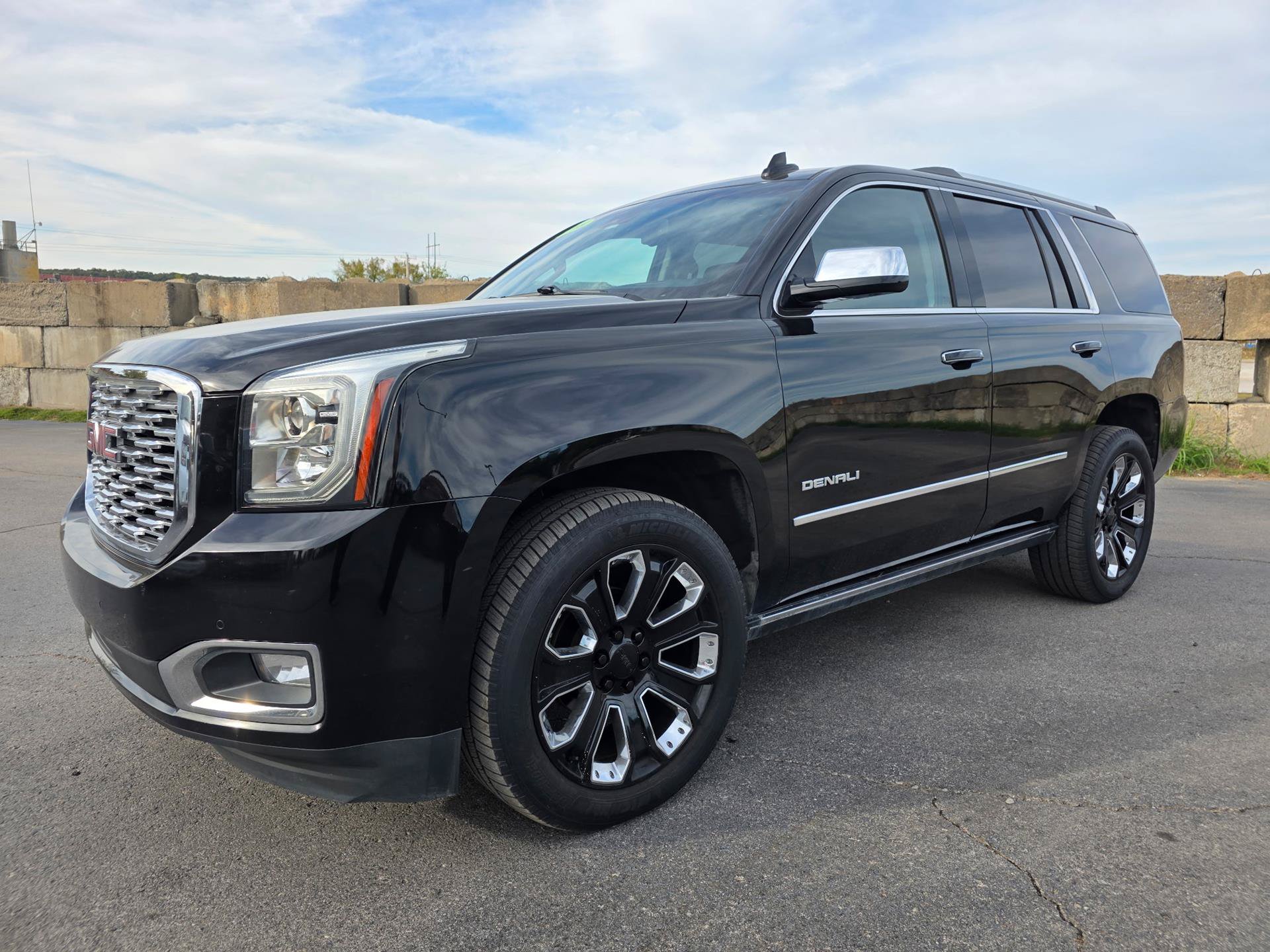 Used 2019 GMC Yukon Denali w/ Denali Ultimate Package AWD/4WD image 2