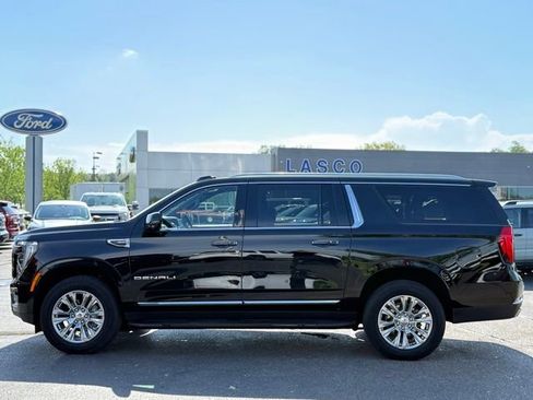 Used 2025 GMC Yukon XL Denali AWD/4WD image 42