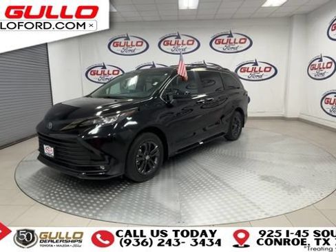 Used 2024 Toyota Sienna XLE Woodland Edition AWD/4WD image 4