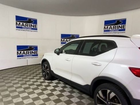 Used 2023 Volvo XC40 B5 Plus image 8
