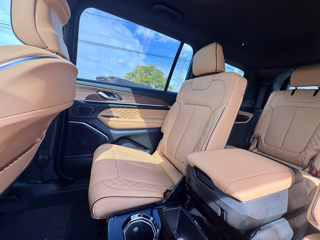 Used 2025 Jeep Grand Cherokee L Summit AWD/4WD image 17