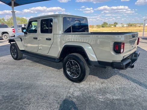 Used 2020 Jeep Gladiator Overland AWD/4WD image 7