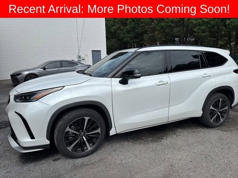 Used 2022 Toyota Highlander XSE AWD/4WD image 2