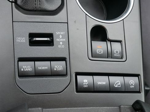 Used 2020 Toyota Highlander LE image 23