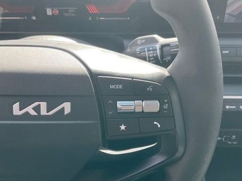 Certified 2025 Kia K4 LXS image 32