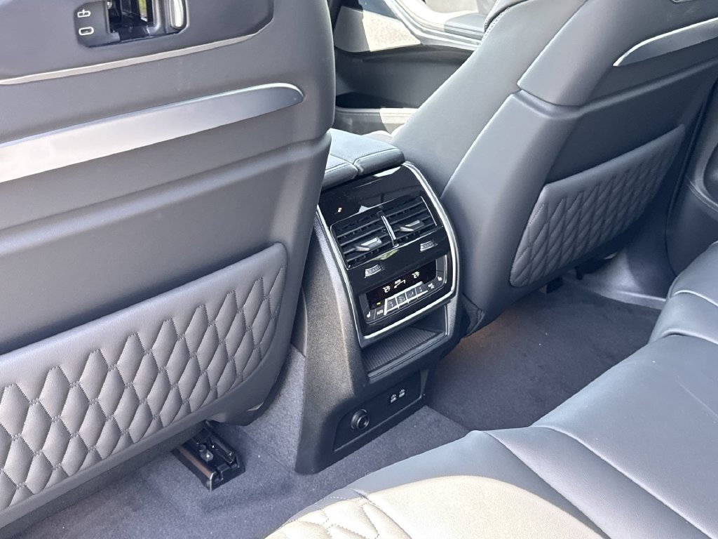 Used 2027 BMW X7 M60i AWD/4WD image 23
