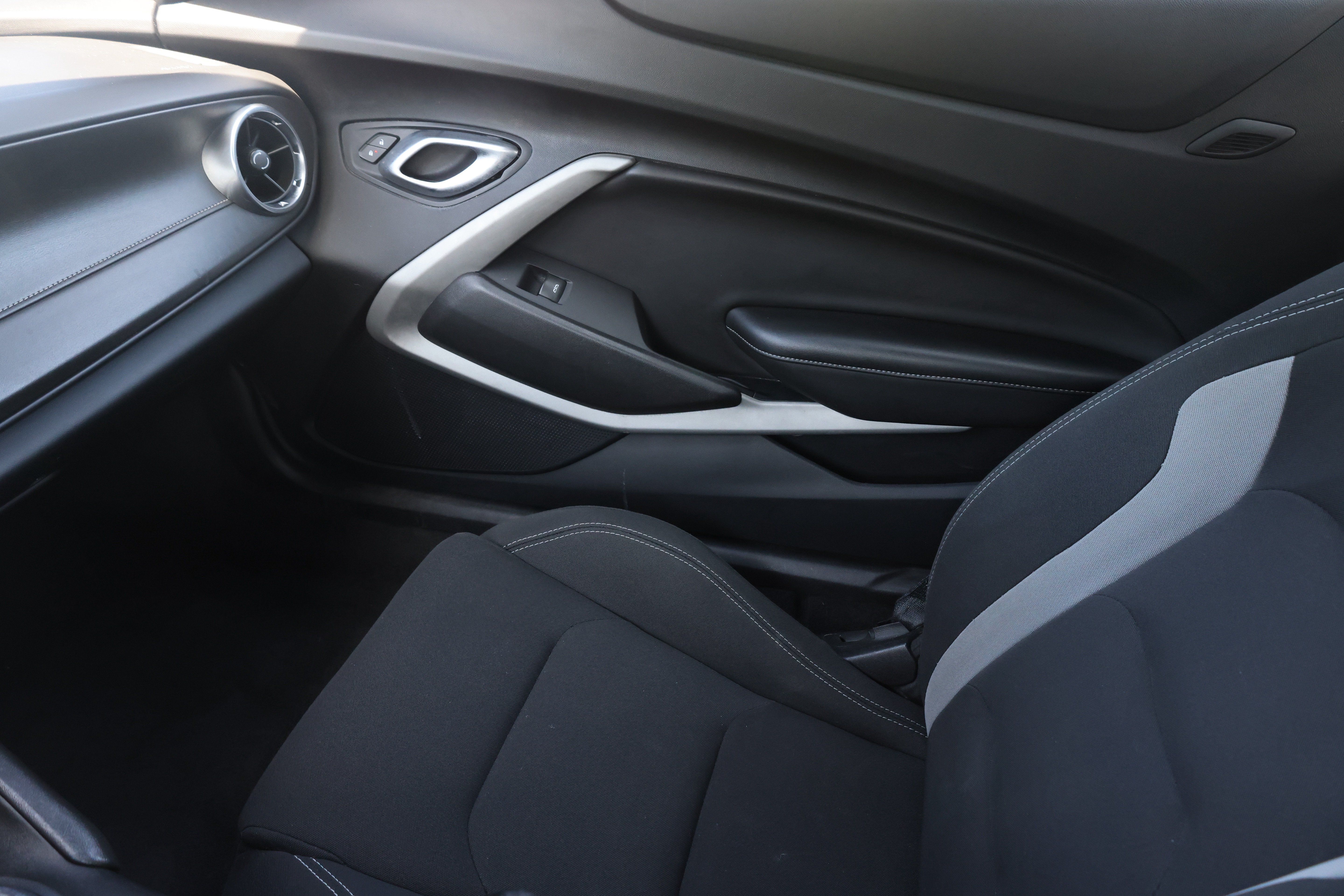 Used 2020 Chevrolet Camaro LT RWD image 12